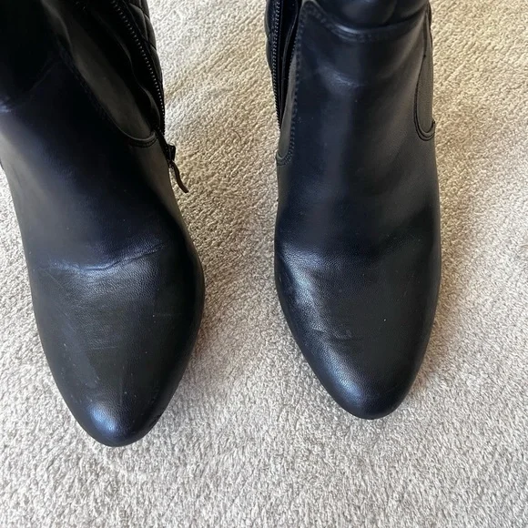 BCBG Beasly Quilted Faux Leather Boots 8M Mobwife - Picture 8 of 8